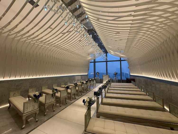 挙式会場。清潔感があり、白基調で洗練された印象。