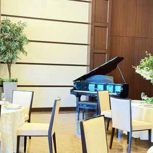 披露宴会場にはグランドピアノもあります。調律代はかかりますが、使用料は必要ありません。