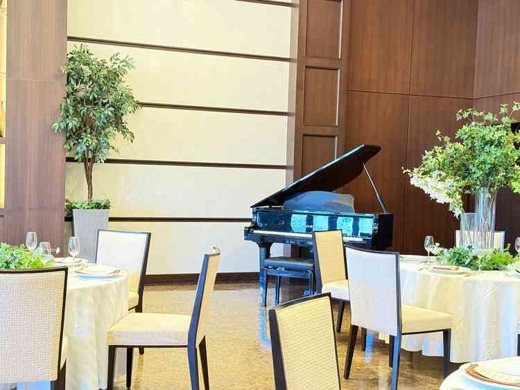 披露宴会場にはグランドピアノもあります。調律代はかかりますが、使用料は必要ありません。