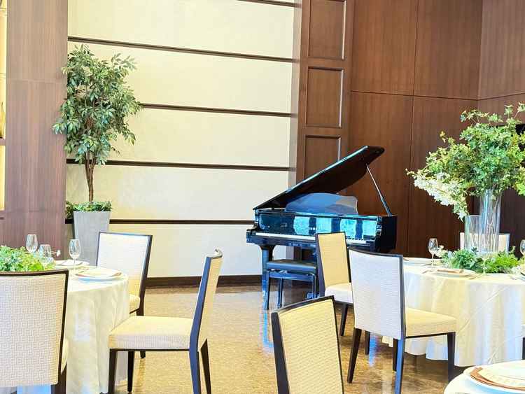 披露宴会場にはグランドピアノもあります。調律代はかかりますが、使用料は必要ありません。