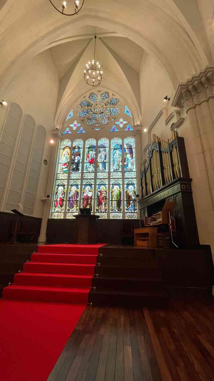 チャペル。ステンドグラスに光が入ってとても綺麗でした。パイプオルガンも迫力あって素敵でした。
