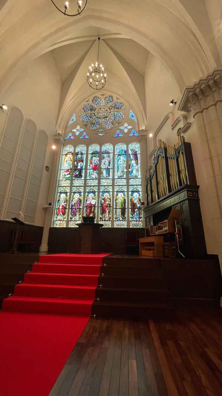 チャペル。ステンドグラスに光が入ってとても綺麗でした。パイプオルガンも迫力あって素敵でした。