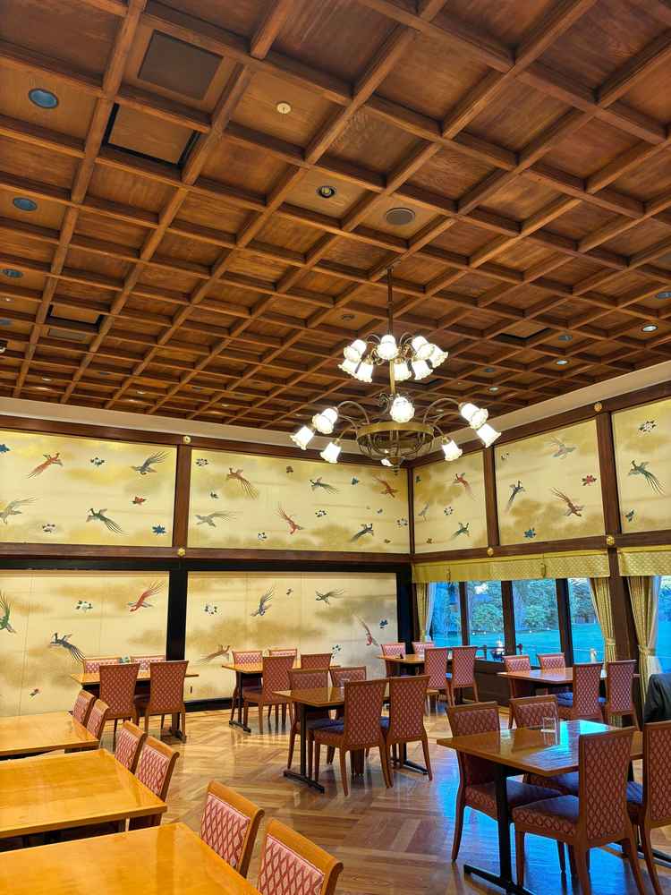 東京の指定文化財である金鶏。平日は食事処でしたがメイン席のバックは暖炉で庭から入場もできるそうです。