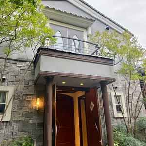 チャペルの外観です。もともと蔵だったところをリノベーションされたと伺いました。