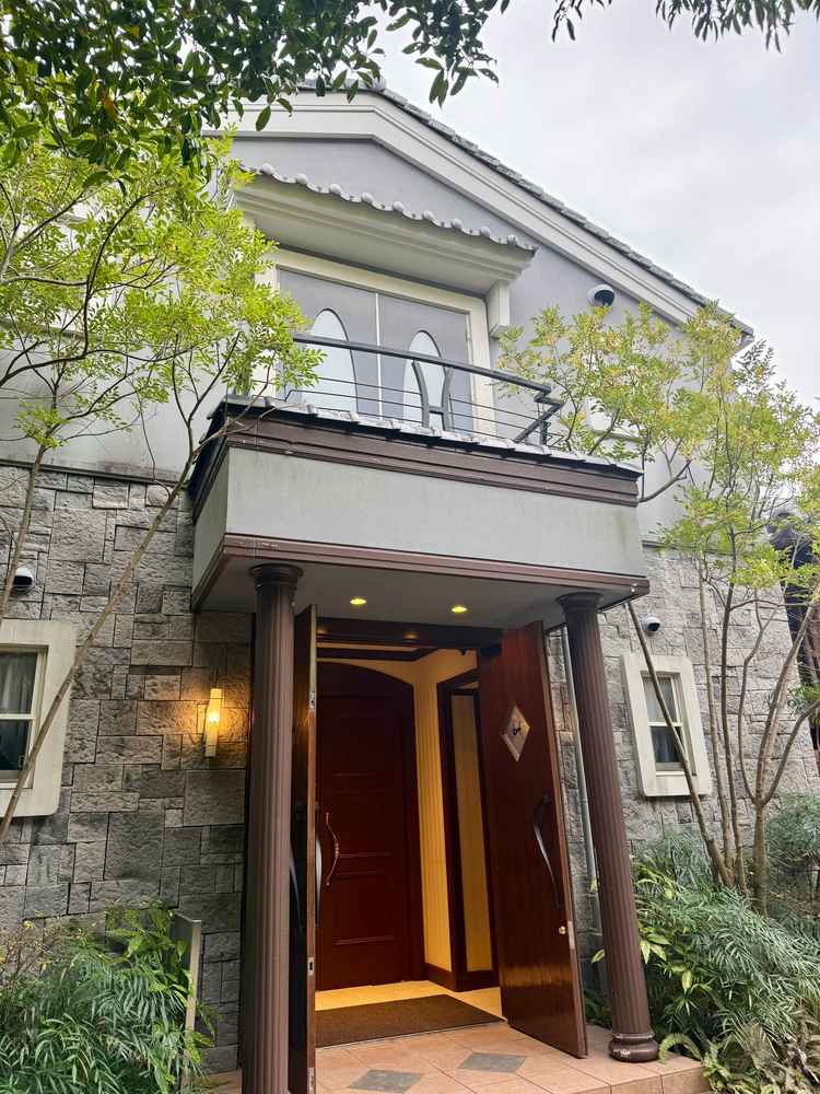 チャペルの外観です。もともと蔵だったところをリノベーションされたと伺いました。