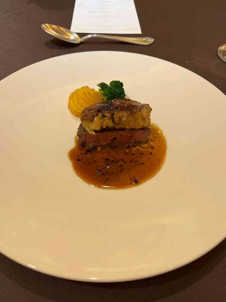 メインディッシュ。フォアグラの香りが良かった。