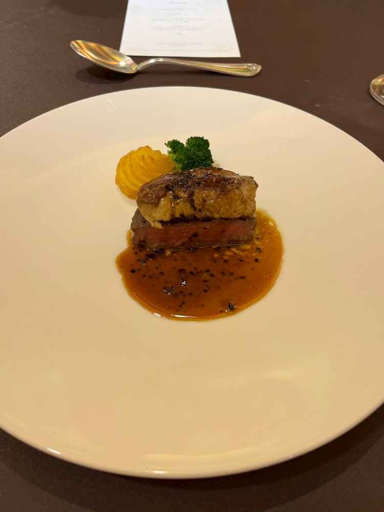メインディッシュ。フォアグラの香りが良かった。