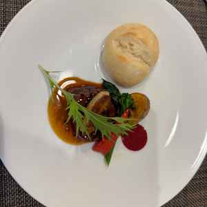 牛肉の上にフォアグラ、パンは2人で違う種類なのでシェアしました。