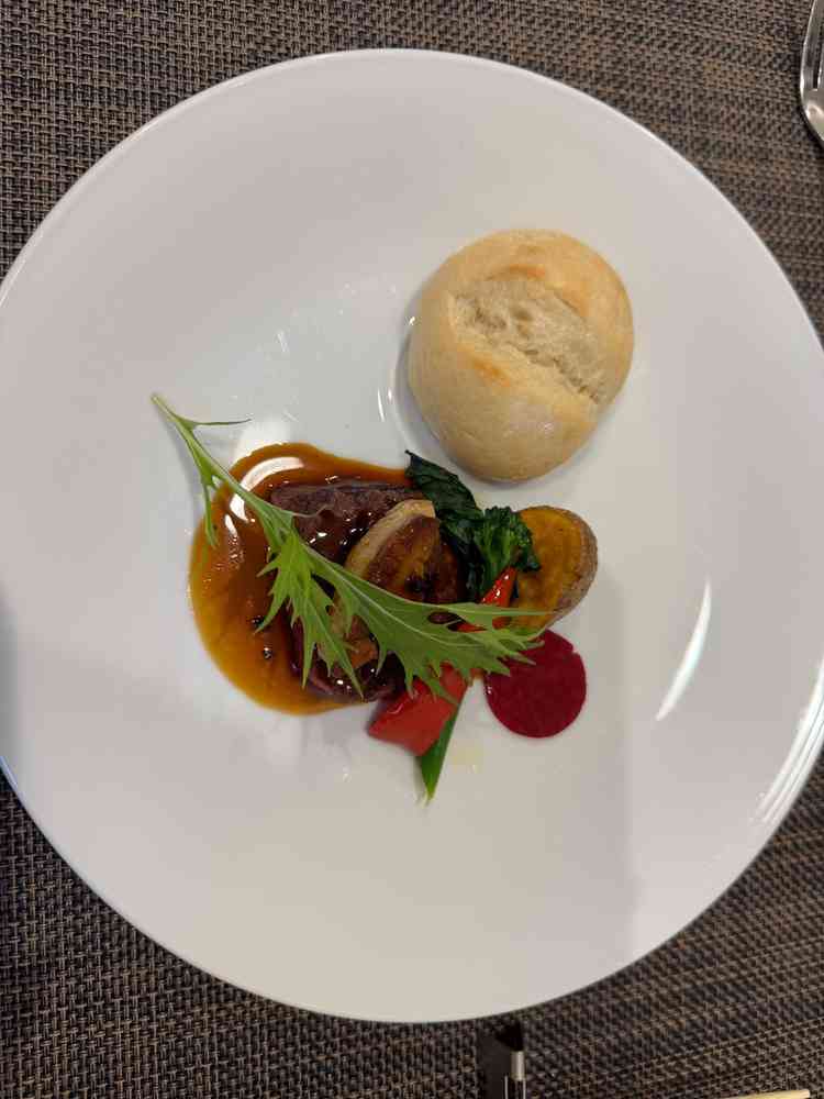 牛肉の上にフォアグラ、パンは2人で違う種類なのでシェアしました。