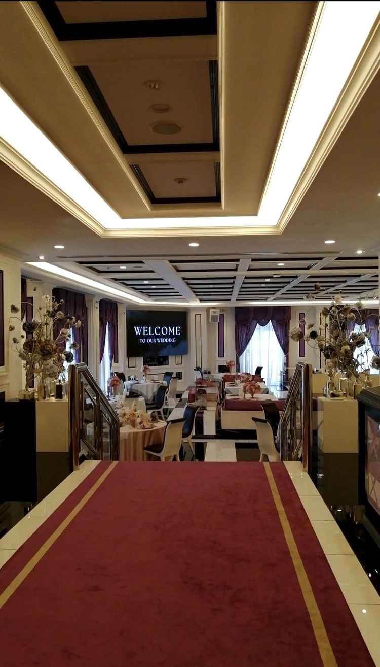 多数ある披露宴会場のなかでも、赤と紫のカラーコーディネイトが大人っぽく上品でおしゃれなデザインでした
