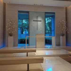 コンラッドらしい、白基調の素敵なチャペル。