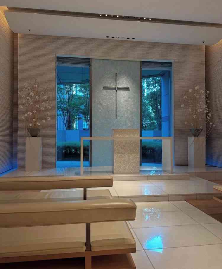 コンラッドらしい、白基調の素敵なチャペル。