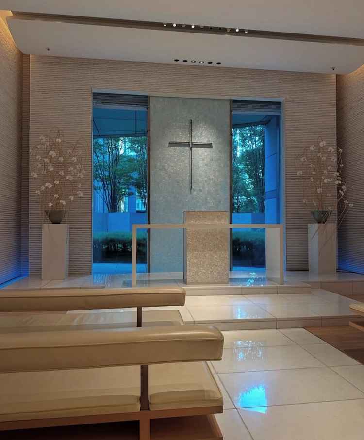 コンラッドらしい、白基調の素敵なチャペル。