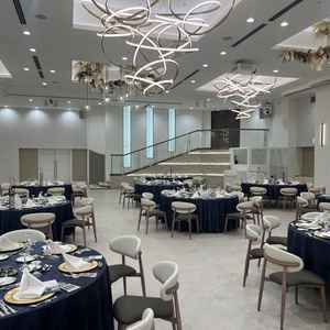 バンケット2。フィガロ。白と金基調で落ち着いた柔らかい印象。明日が少しチープ。