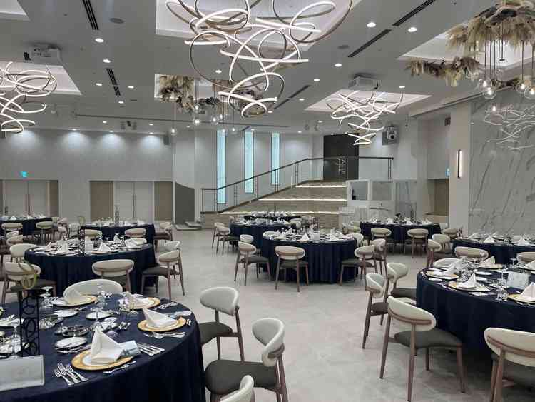 バンケット2。フィガロ。白と金基調で落ち着いた柔らかい印象。明日が少しチープ。