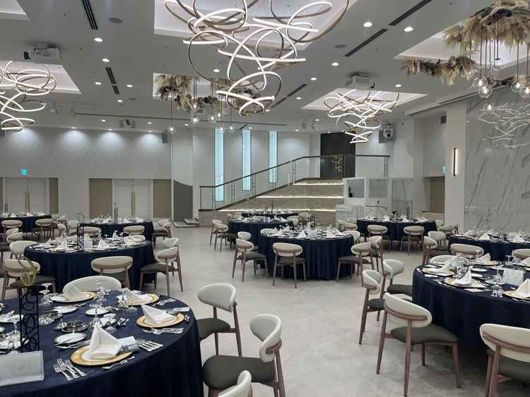 バンケット2。フィガロ。白と金基調で落ち着いた柔らかい印象。明日が少しチープ。