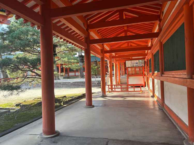 移動をする際の通路の様子です。美しい朱色の通路が和装にぴったりな、趣のある雰囲気が印象的でした。