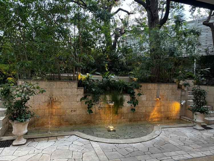 披露宴会場の目の前に広がるガーデンとその水の音にとても癒されました。