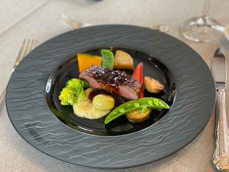 メインの肉料理の写真。柔らかくて美味しかったです。