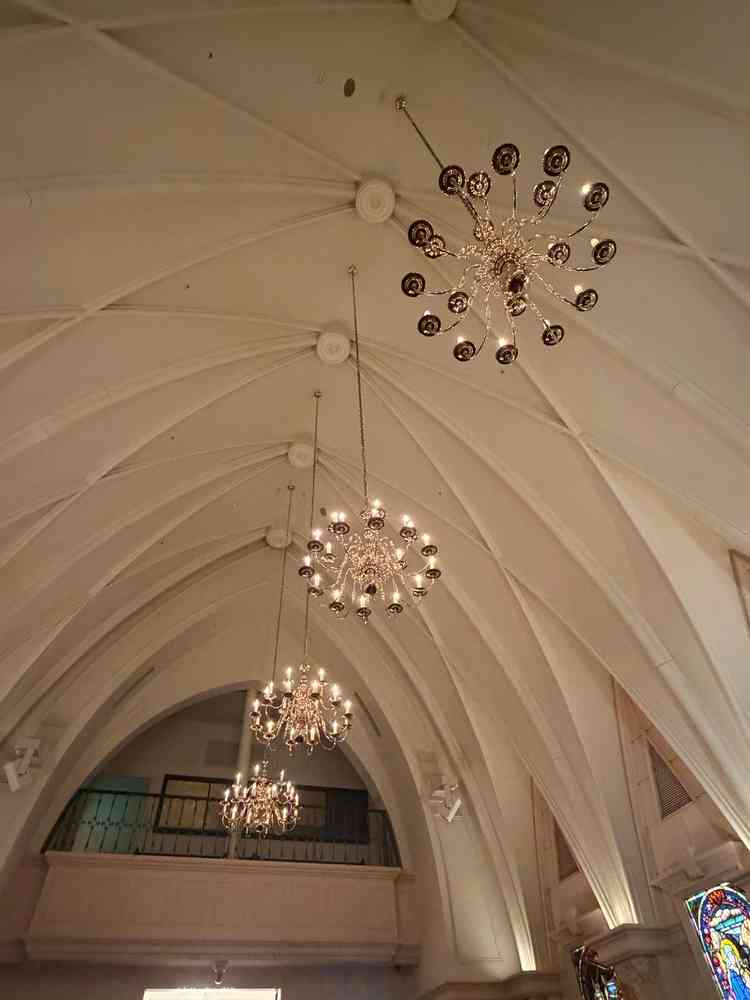 大聖堂のシャンデリアも神々しくて素敵