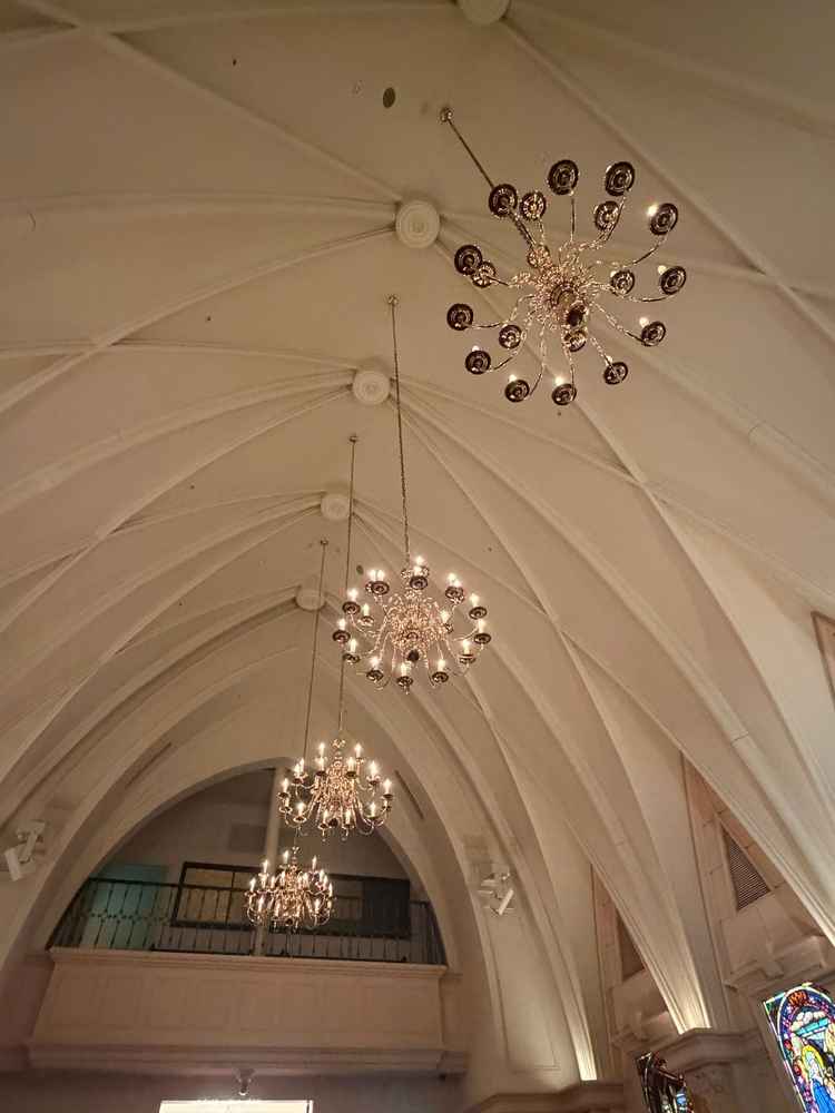 大聖堂のシャンデリアも神々しくて素敵