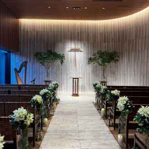 チャペルは一見木造ですが、よく見ると石造り。天候に左右されず明るい写真が撮れる素敵なチャペルでした。