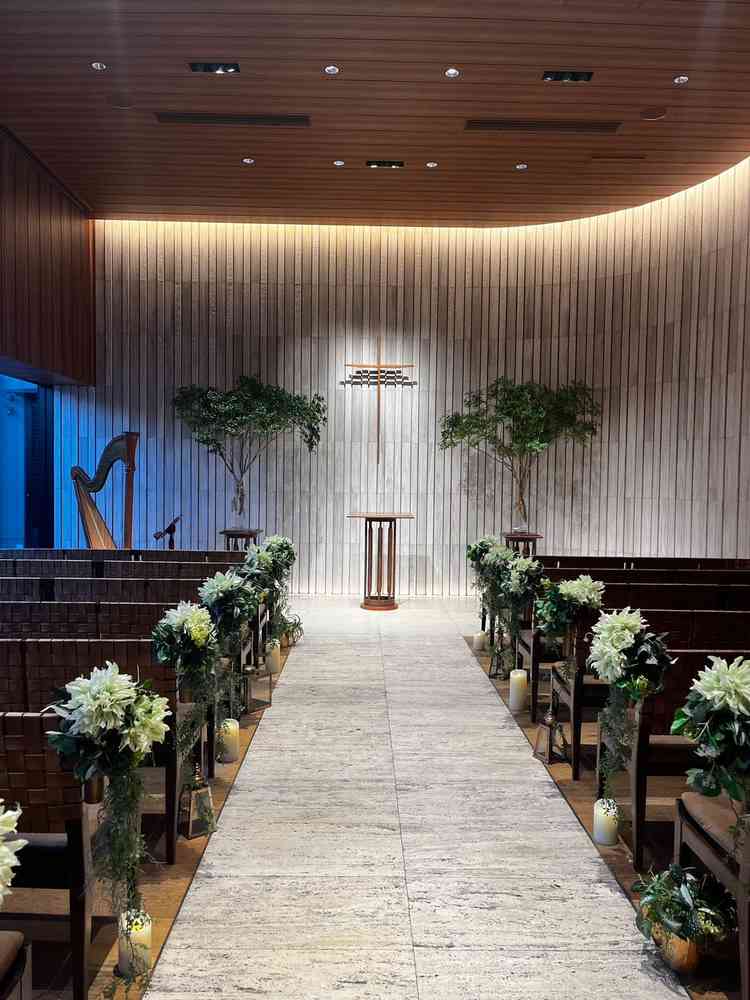 チャペルは一見木造ですが、よく見ると石造り。天候に左右されず明るい写真が撮れる素敵なチャペルでした。