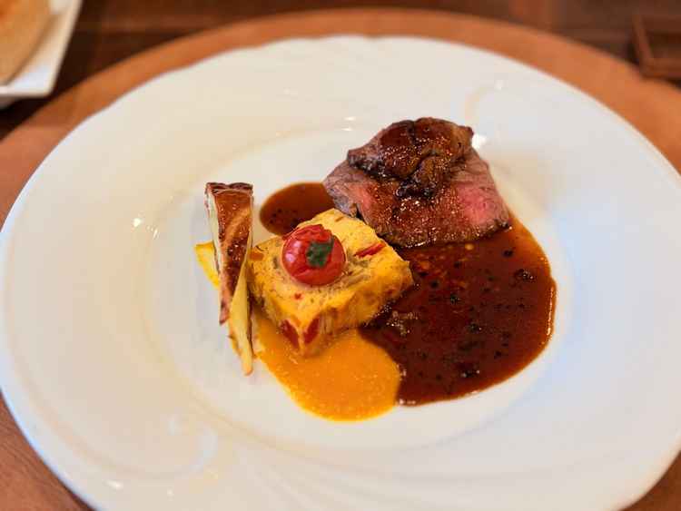 当日試食した料理。お肉の上のフォアグラなど、全てとてもおいしかったです。