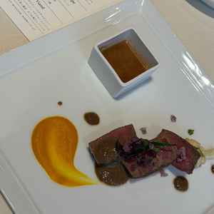 メインのお料理を試食できました。お皿が温かかったのが印象的！