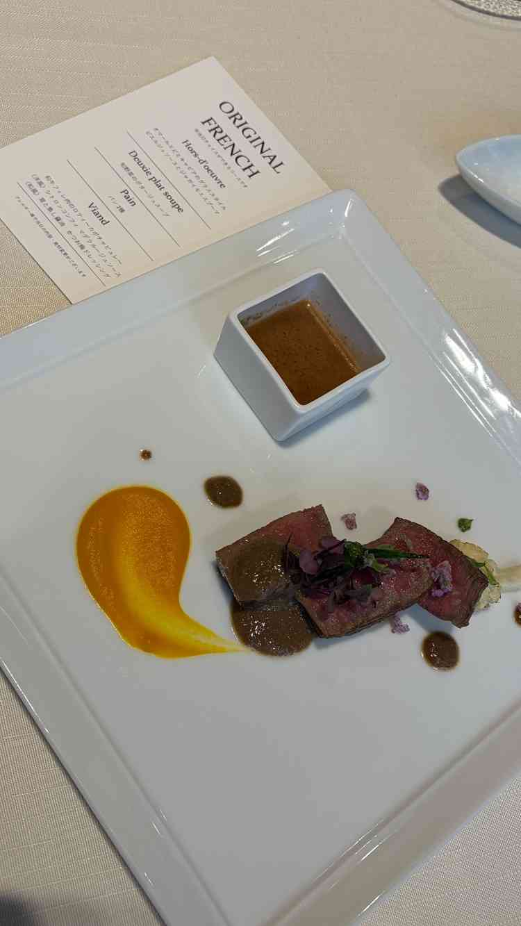 メインのお料理を試食できました。お皿が温かかったのが印象的！