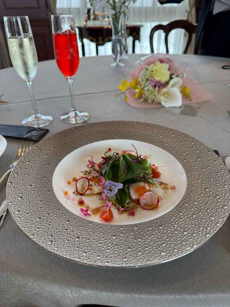 食事。見た目も味も良かった。シェフやスタッフの方も親切で、アットホームな場所。