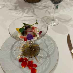 かに、鮑、キャビアなどが入っている美しい前菜。