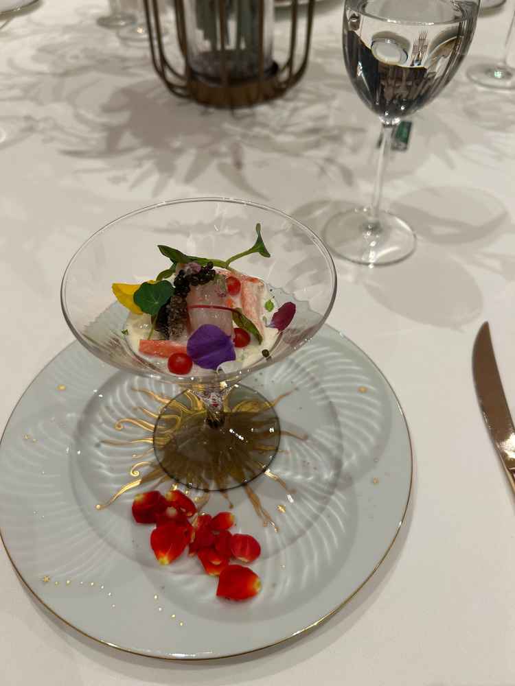 かに、鮑、キャビアなどが入っている美しい前菜。