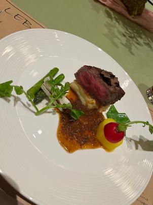 メイン料理、飛騨牛では口の中でとろける柔らかさをしていて、初めて食べたくらいの美味しさで感動した