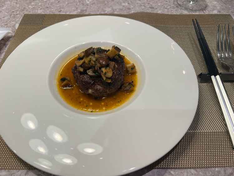 ハンバーグは美味しく、肉肉しくて良かったです。料理にも期待できそうです。