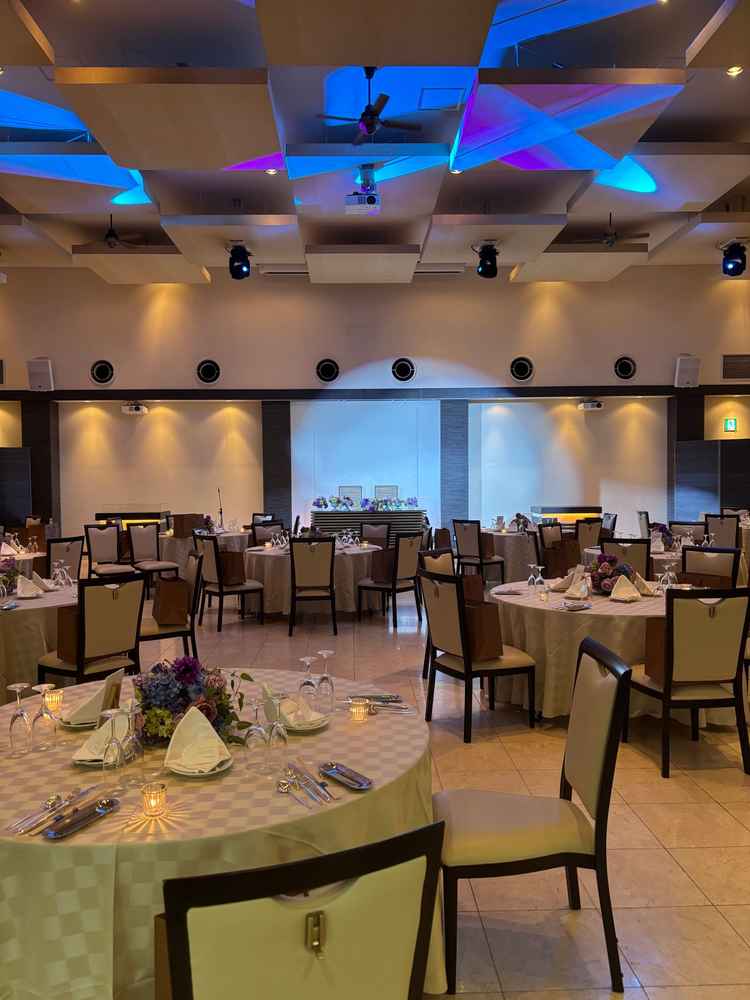 披露宴会場です。ライトアップとプロジェクションマッピングがあります。