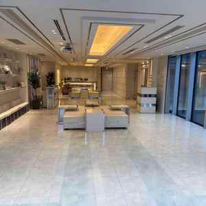 20〜30人規模に丁度良く白貴重で綺麗な披露宴会場です。