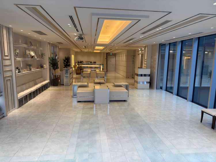 20〜30人規模に丁度良く白貴重で綺麗な披露宴会場です。