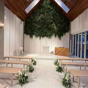 チャペル見学。天井は木目調で正面は緑があり、ナチュラルな雰囲気でした。隣のガーデンも良かった。