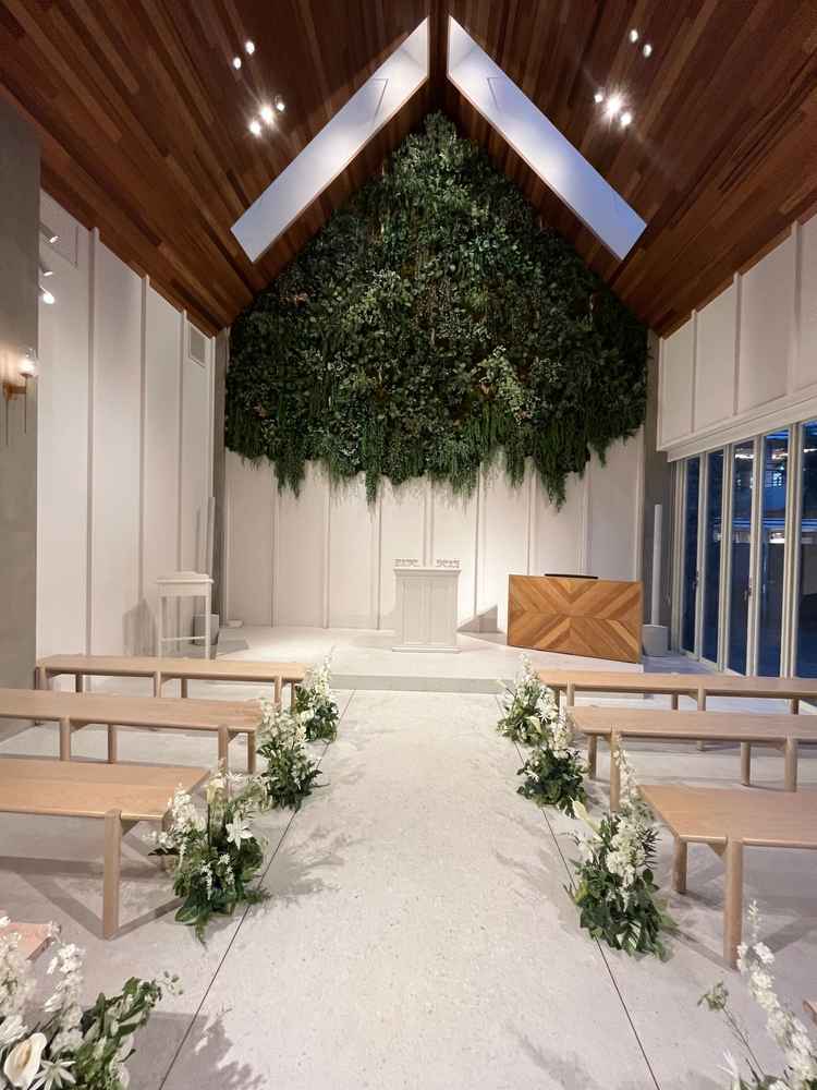 チャペル見学。天井は木目調で正面は緑があり、ナチュラルな雰囲気でした。隣のガーデンも良かった。