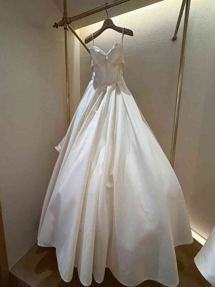 海外から取り寄せたウエディングドレスがある。ドレス会場や花屋が同じ建物内にあるため、選びやすい。