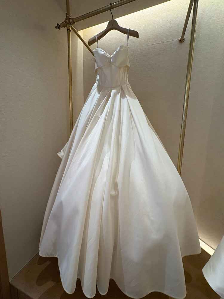 海外から取り寄せたウエディングドレスがある。ドレス会場や花屋が同じ建物内にあるため、選びやすい。