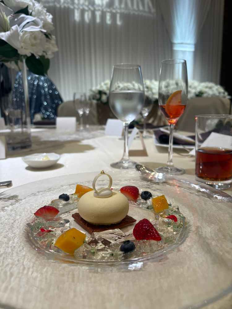 披露宴会場で食事をし、イメージが湧きやすかったです。またリングをイメージしたデザートが可愛かった。