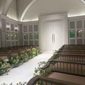 挙式会場の扉上にムービーを流すことが出来るので、独自の入場演出が可能です。