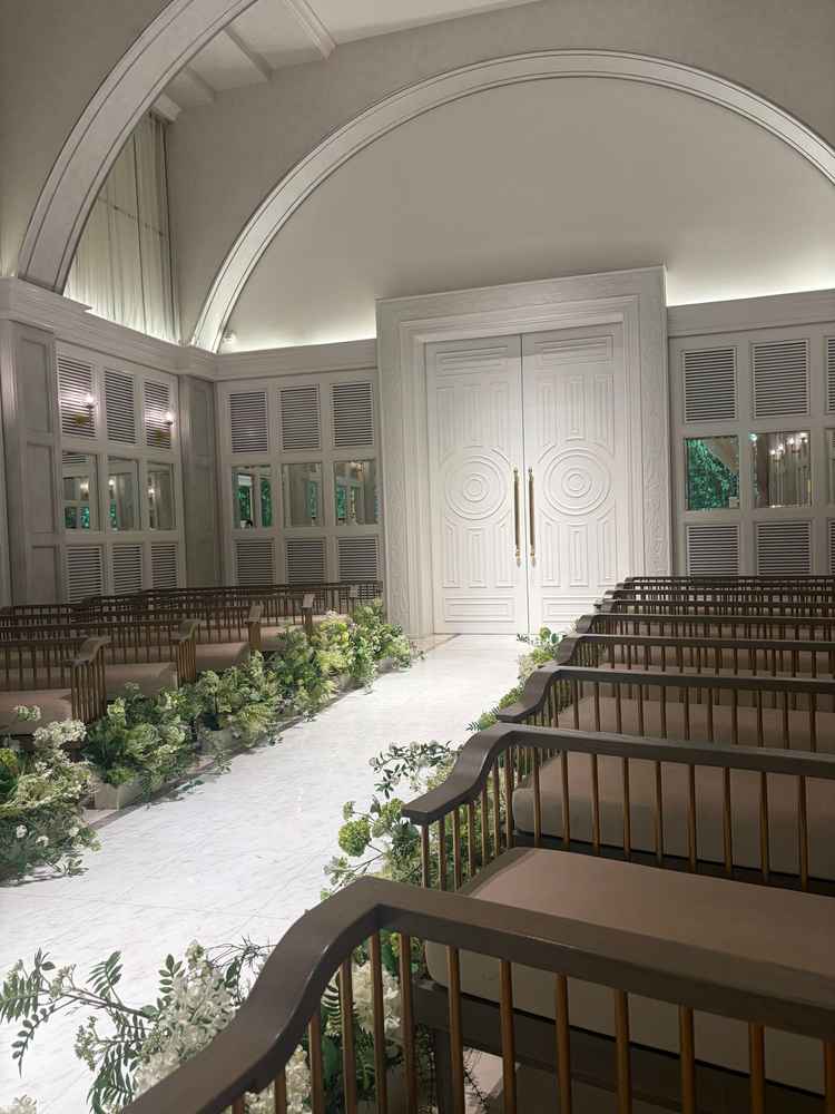 挙式会場の扉上にムービーを流すことが出来るので、独自の入場演出が可能です。