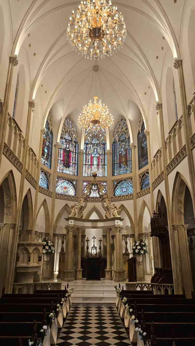 13世紀の英国で実際に使われていたステンドグラスやイスなどを使用しているので、圧倒的でした。