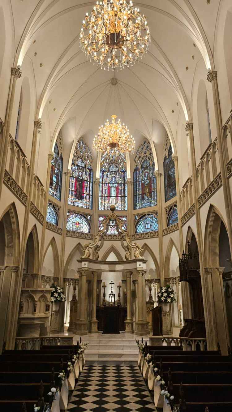 13世紀の英国で実際に使われていたステンドグラスやイスなどを使用しているので、圧倒的でした。