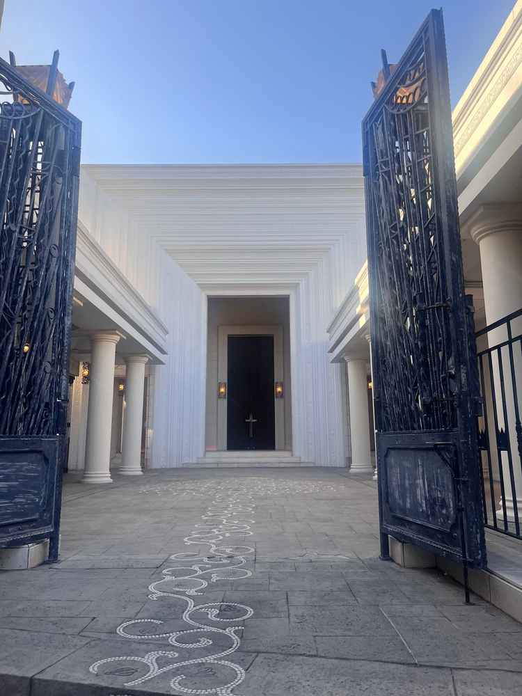 階段から続く床の模様が一つに合わさってチャペルに続いていると説明を受け、模様にも意味があるのかと感心