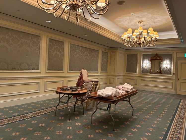 クリスタルルームの中は、このような感じです。（設営はされていません）