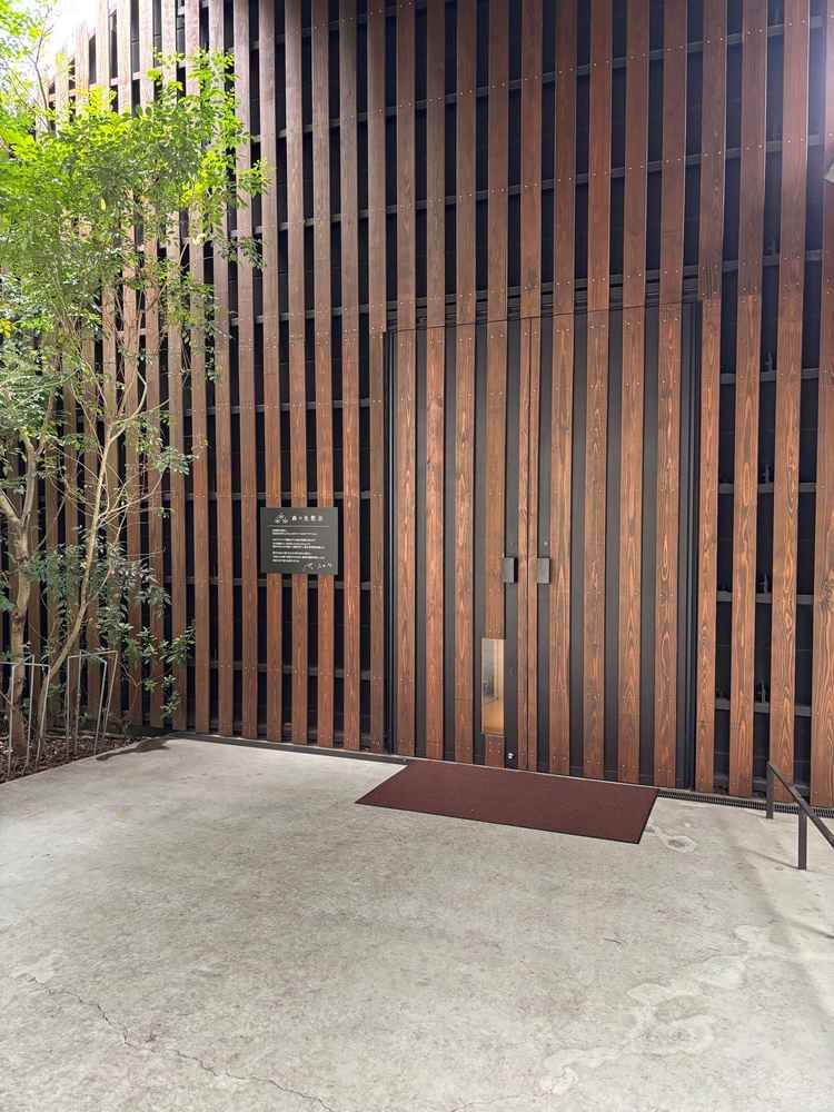 教会の入り口です。アフターセレモニーはこちらから出て、そのまま屋根付きの通路で行えるようです。